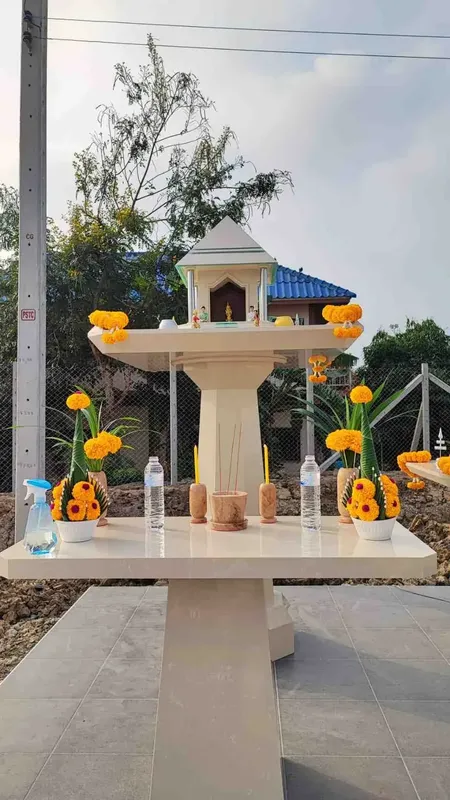 ศาลพระภูมิ หินอ่อน Modern Luxury สีเบจน้ำตาลอ่อน ตั้งที่บ้านลูกค้า