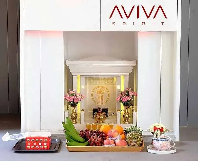 ตี่จู้ โมเดิร์น ขนาด 24 นิ้ว สีขาวครีม พร้อมถาดของไหว้ ด้านหน้าเป็นบันไดสองขั้นขึ้นตัวเรือน