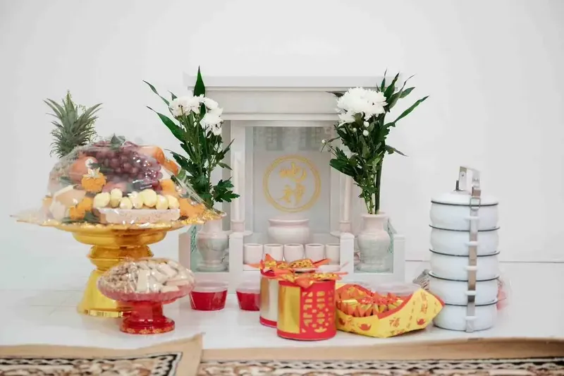 Aviva Spirit แสดงรูปถ่ายด้านข้าง ตี่จู้เอี๊ยะ หินอ่อน Modern Luxury ขนาด 27 นิ้ว พร้อมฉากหลังหินอ่อนและชุดเครื่องไหว้สี Rose Gold สุดหรูหรา ณ บ้านคุณจอย