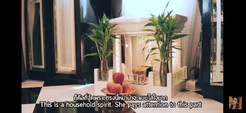 ตี่จู้เอี๊ยะ หินอ่อน ในช่องสีแดงที่คุณซัน เจ้าของบ้าน ได้ทำไว้ ส่งให้ตัวเรือนสูสง่างาม มงคล