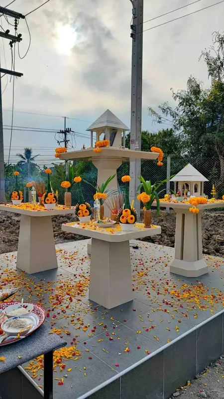 ศาลพระภูมิ หินอ่อน Modern Luxury สีเบจน้ำตาลอ่อน Pyramid Design ตั้งที่บ้านคุณอุดร