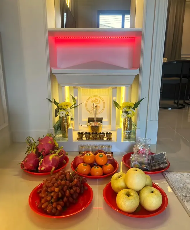 ตี่จู้ หินอ่อน Modern Premium ขนาด 24 นิ้ว สีขาว ติดตั้งใต้ภาพวาดม้ามงคล 8 ตัว เสริมความมั่งคั่งและก้าวหน้า ณ บ้านลูกค้า