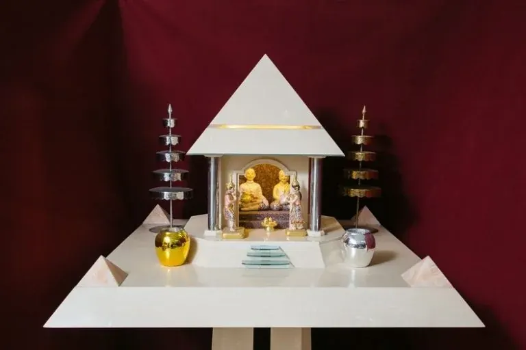 ศาลตายาย หินอ่อน ศาลตายาย Modern Luxury สีเบจน้ำตาลอ่อน ทรงพีระมิด ฐานเรือนปรับหมุนได้ ระบบไฟ LED ในตัวเรือน ถูกหลักฮวงจุ้ย ออกแบบโดย Aviva Spirit