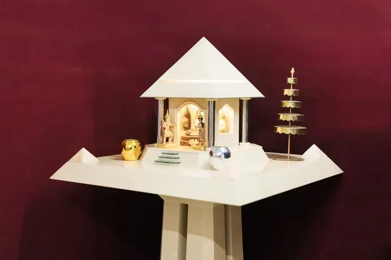ศาลพระภูมิ หินอ่อน Modern ทรงปีรามิด ตั้งพร้อม ศาลตายาย หินอ่อน สีเบจน้ำตาลอ่อน ที่ Liberty Plus Pack