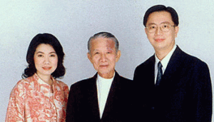 อาจารย์ เกรียงไกร บุญธกานนท์ ถ่ายรูปคู่กับ อาจารย์ สุภชัย วิวัฒนะประเสริฐ และ คุณเล็ก บุตรสาวอาจารย์เกรียงไกร