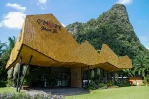 ฮวงจุ้ย ร้านค้า C’More Mount Bar กระบี่ วิวภูเขาหินปูน ด้านหลังมั่นคง ลูกค้าไม่ขาด