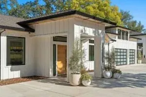บ้านใหม่สไตล์ modern luxury ฮวงจุ้ยดี ทิศประตูถูกต้อง