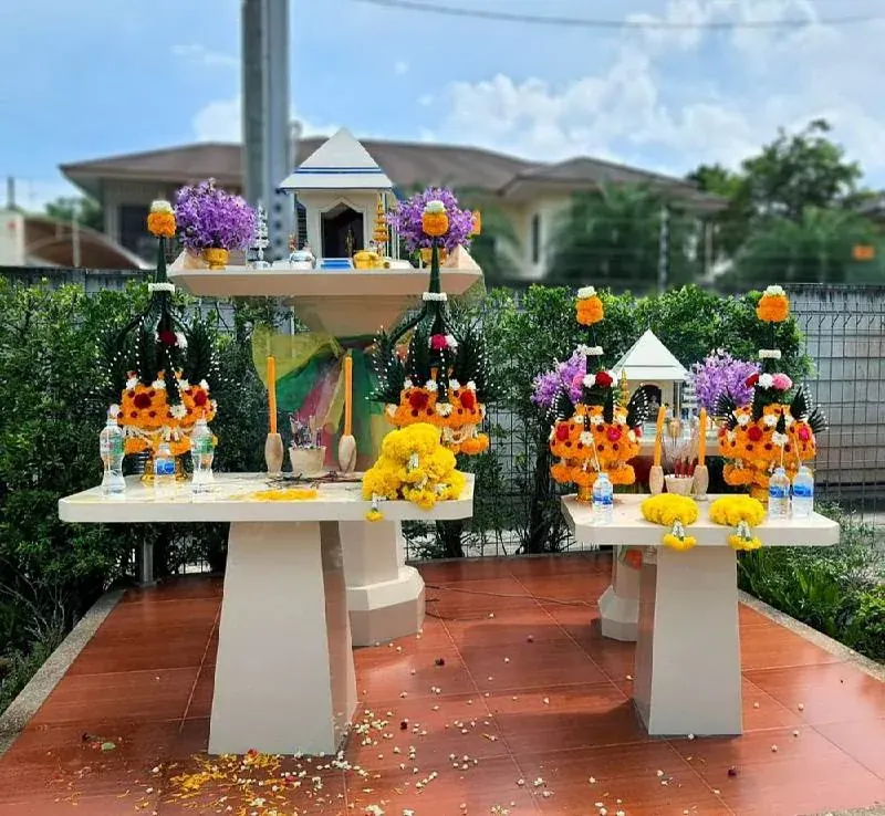 ศาลพระภูมิ หินอ่อน Modern ทรงปีรามิด ตั้งพร้อม ศาลตายาย หินอ่อน สีเบจน้ำตาลอ่อน ที่บ้านลูกค้า