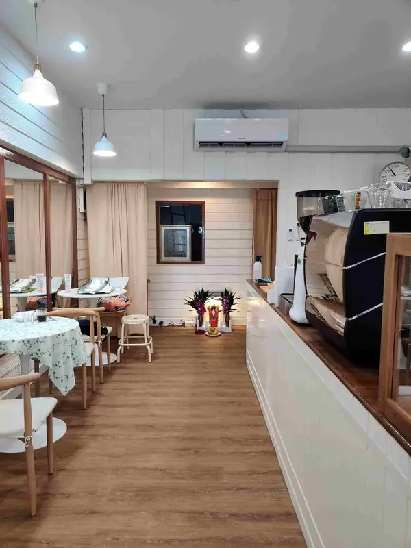 ตี่จู้ หินอ่อน Modern Luxury ขนาด 18.5 นิ้ว โทนสีขาวสะอาดตา ติดตั้งภายในร้านคาเฟ่สไตล์โมเดิร์น