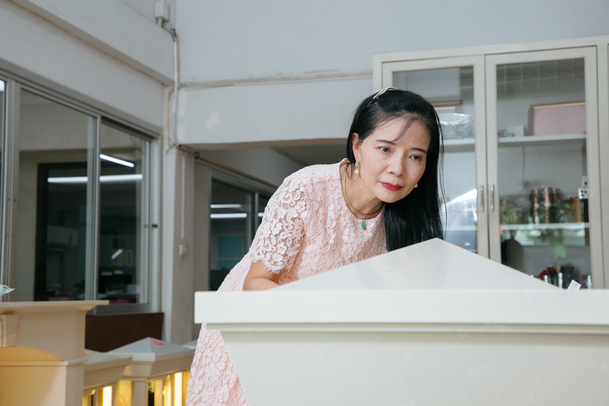 ตี่จู้เอี๊ยะหินอ่อน ขนาด 24 นิ้ว โทนสีเบจอบอุ่น โดย Aviva Spirit