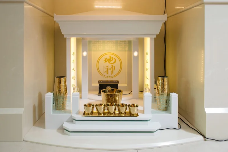 Aviva Spirit นำเสนอ ตี่จู้ หินอ่อน Modern Luxury ขนาด 27 นิ้ว สีขาวครีม ติดตั้งบันไดหน้าตัวเรือนและวางคู่กับโต๊ะครอบตี่จู้หินอ่อนเข้าชุดกัน