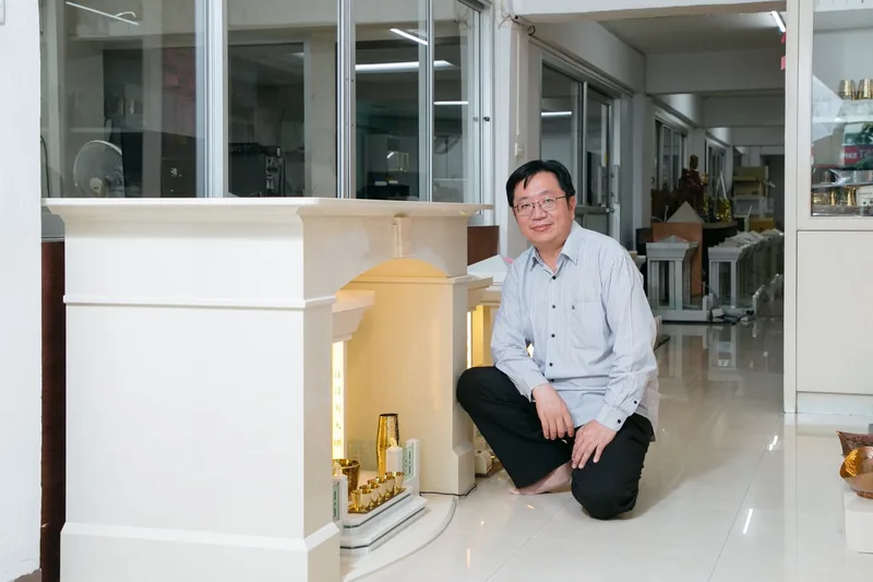 อาจารย์ สุภชัย วิวัฒนะประเสริฐ ผู้เชี่ยวชาญฮวงจุ้ยและผู้ก่อตั้งแบรนด์ Aviva Spirit ถ่ายภาพร่วมกับ ตี่จู้ หินอ่อน โมเดิร์น โดยทีมงาน The Cloud