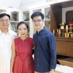 ทีมผู้บริหารแบรนด์ Aviva Spirit นำโดย อาจารย์ สุภชัย วิวัฒนะประเสริฐ, คุณณัฐพงศ์ วิวัฒนะประเสริฐ และ คุณธนพร พิชญาจิตติพงษ์ ถ่ายภาพร่วมกับ ตี่จู้ หินอ่อน โดยทีมงาน A Day