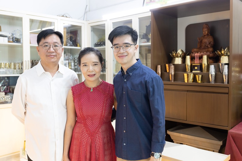 ทีมผู้บริหารแบรนด์ Aviva Spirit นำโดย อาจารย์ สุภชัย วิวัฒนะประเสริฐ, คุณณัฐพงศ์ วิวัฒนะประเสริฐ และ คุณธนพร พิชญาจิตติพงษ์ ถ่ายภาพร่วมกับ ตี่จู้ หินอ่อน โดยทีมงาน A Day