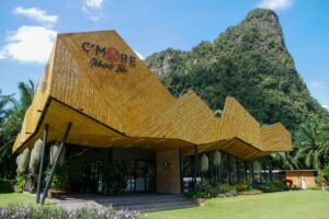 ฮวงจุ้ย ร้านค้า C’More Mount Bar กระบี่ วิวภูเขาหินปูน ด้านหลังมั่นคง ลูกค้าไม่ขาด