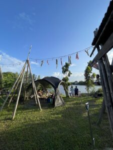 ฮวงจุ้ย ร้านค้า บรรยากาศ outdoor ริมน้ำ เพิ่มพลังงานดีและประสบการณ์ลูกค้า